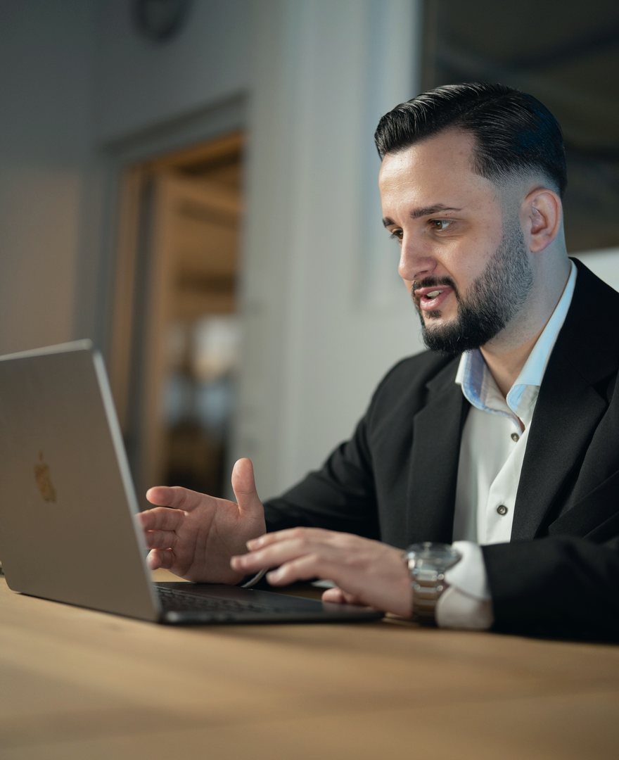 Arbnor Berbatovci im Gespräch am Laptop